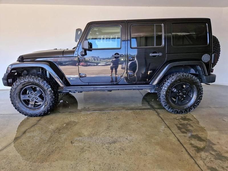 Usado Jeep Wrangler Sahara 200 HP (147 kW) 2011 Preto SUV