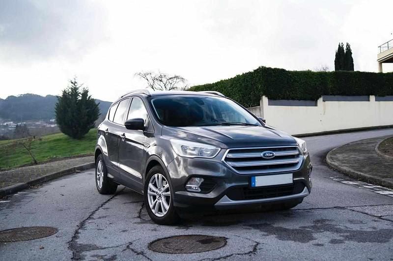 Cinzento Usado 2018 Ford Kuga SUV | € 13.750 (Preço justo) - Imagem 1/4