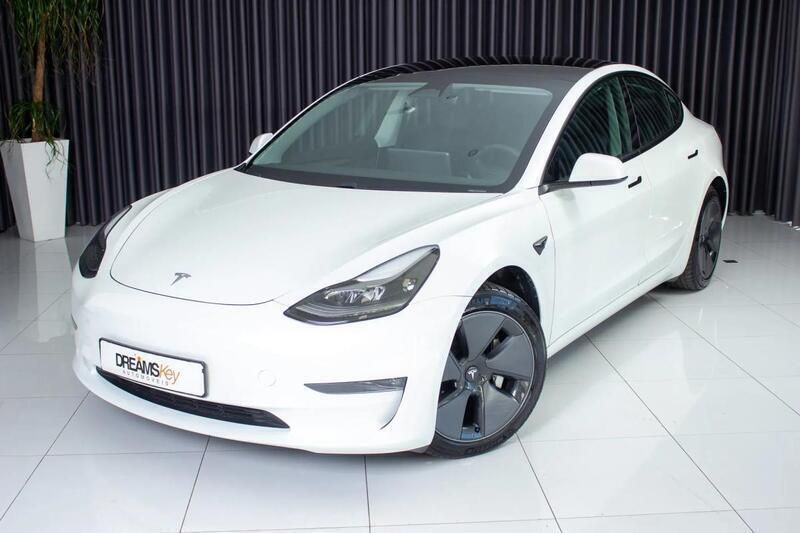 Branco Usado 2021 Tesla Model 3 Sedan | € 28.800 (Preço justo) - Imagem 1/4