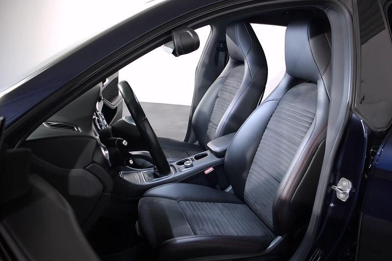 Usado Mercedes CLA180 AMG line 109 HP (80 kW) 2018 Azul Sedan