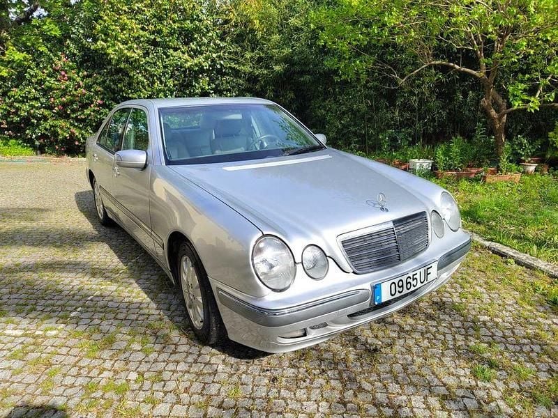 Usado 2002 Mercedes E220 Sedan | € 8.000 - Imagem 1/4