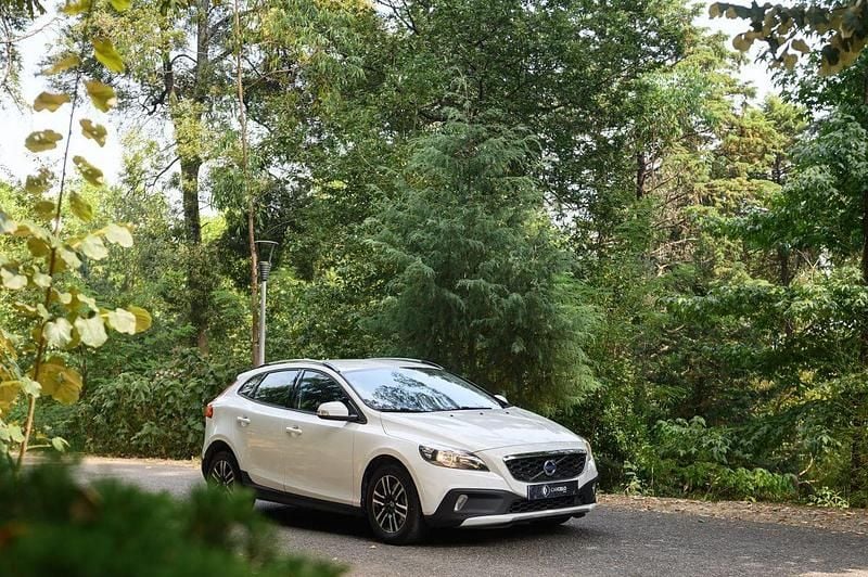 Branco Usado 2015 Volvo V40 Summum Carrinha | € 12.990 (Preço justo) - Imagem 1/4