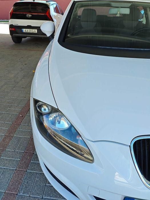 Usado Seat Leon 105 HP (77 kW) 2010 Branco Sedan