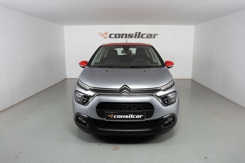 Cinza Usado 2021 Citroën C3 PureTech Citadino | € 12.980 (Bom preço) - Imagem 1/4