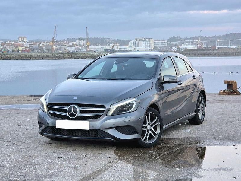 Usado Mercedes A200 136 HP (100 kW) 2012 Cinzento Sedan