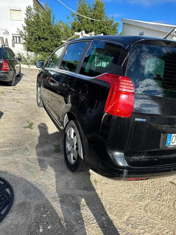 Usado Peugeot 5008 120 HP (88 kW) 2016 Preto Carrinha
