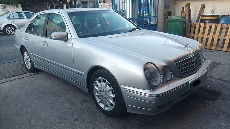 Usado 2000 Mercedes E220 | € 5.000 - Imagem 1/4