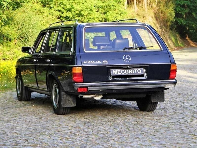Usado Mercedes E230 134 HP (98 kW) 1980 Azul escuro Carrinha