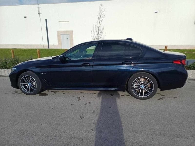Azul Usado 2022 BMW 530e Sedan | € 52.800 - Imagem 1/4