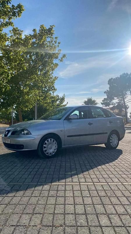 Cinzento Usado 2007 Seat Cordoba Sedan | € 3.250 - Imagem 1/4