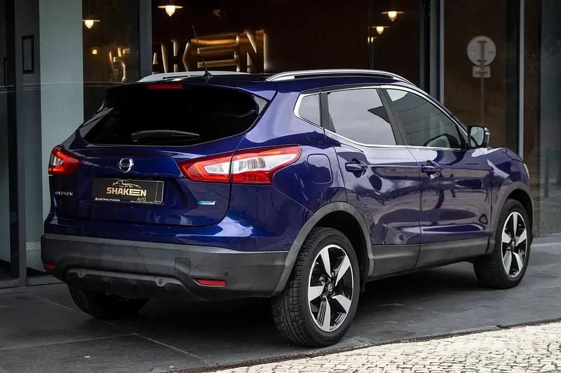 Usado Nissan Qashqai Acenta 110 HP (80 kW) 2015 Azul escuro SUV