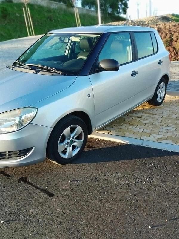 Usado Skoda Fabia 69 HP (50 kW) 2012 Cinzento Citadino