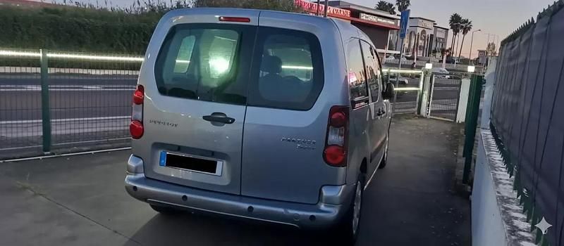 Usado Peugeot Partner Outdoor 100 HP (73 kW) 2018 Cinza antracite Monovolume
