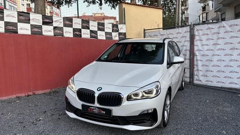 Branco Usado 2020 BMW 225 Active Tourer Sport Line Monovolume | € 16.900 - Imagem 1/4