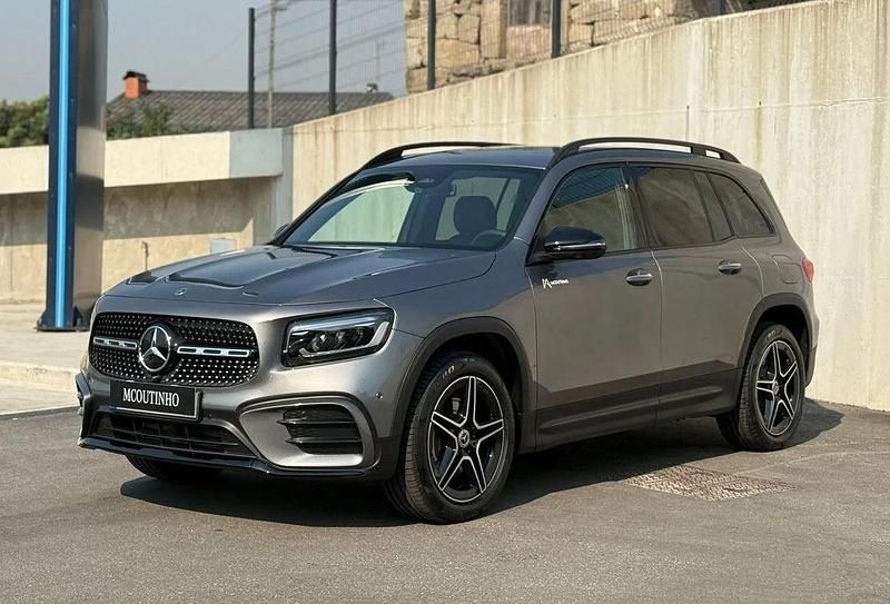 Cinza Novo 2025 Mercedes GLB200 AMG line SUV | € 58.750 (Preço justo) - Imagem 1/4