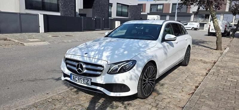 Branco Usado 2017 Mercedes E220 Citadino | € 18.950 - Imagem 1/4