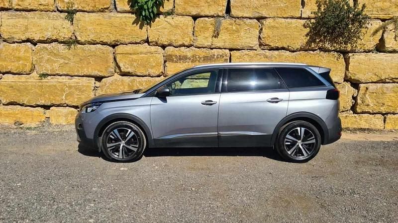 Usado Peugeot 5008 Allure 130 HP (95 kW) 2019 Prateado Monovolume