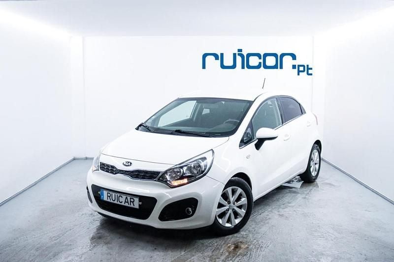 Usado Kia Rio 75 HP (55 kW) 2014 Branco