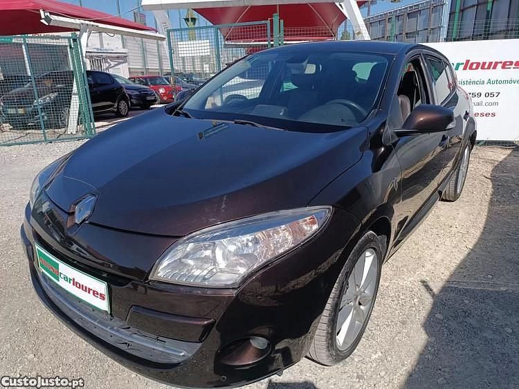 Castanho Usado 2011 Renault Mégane III Luxe Citadino | € 6.950 - Imagem 1/1