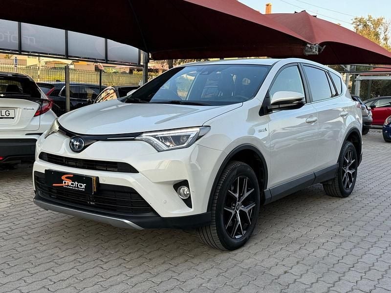 Branco Usado 2017 Toyota RAV4 Comfort SUV | € 23.950 - Imagem 1/4
