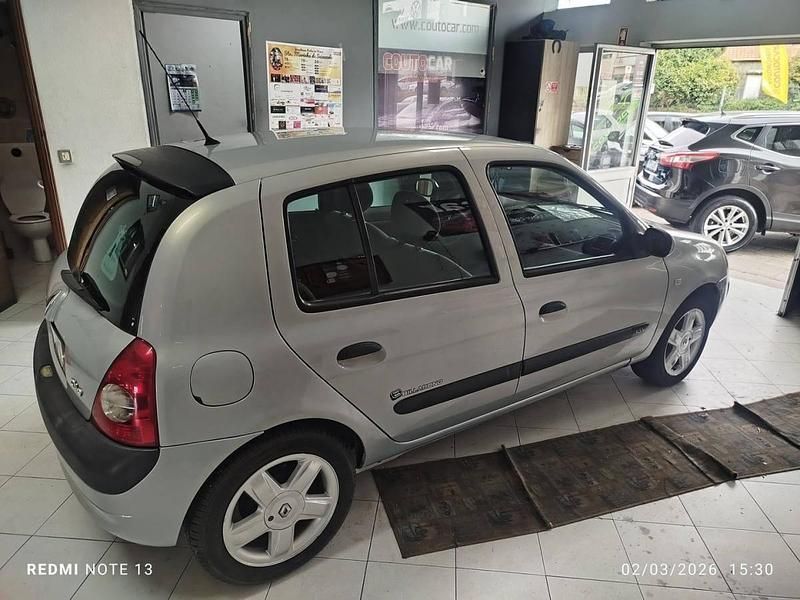 Usado Renault Clio II 75 HP (55 kW) 2003 Cinzento