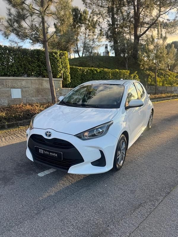 Usado Toyota Yaris Hybrid Comfort 115 HP (84 kW) 2021 Branco