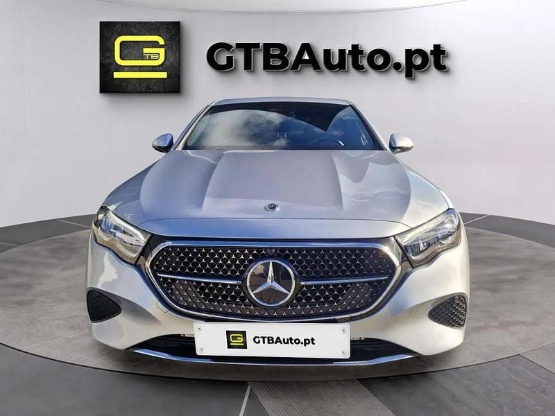 Cinza Usado 2024 Mercedes E220 Sedan | € 59.499 - Imagem 1/4