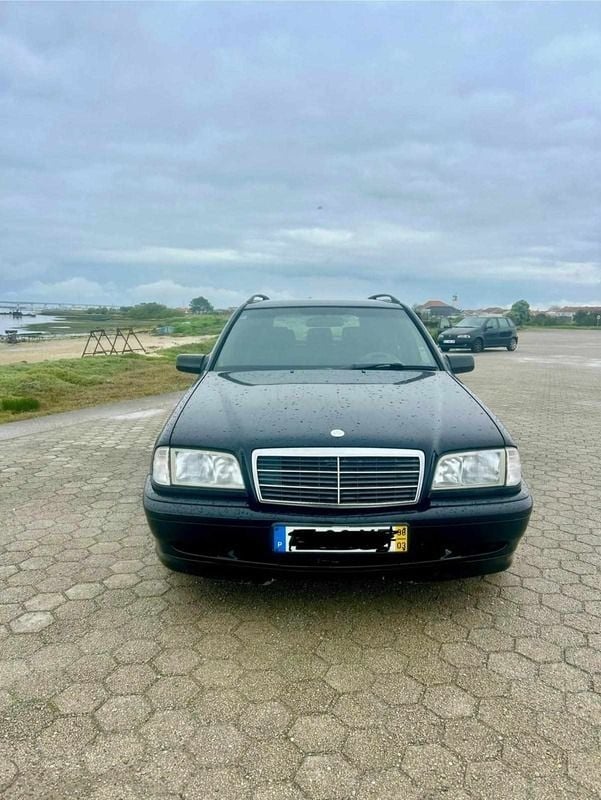 Preto Usado 1998 Mercedes C220 Carrinha | € 2.800 - Imagem 1/4