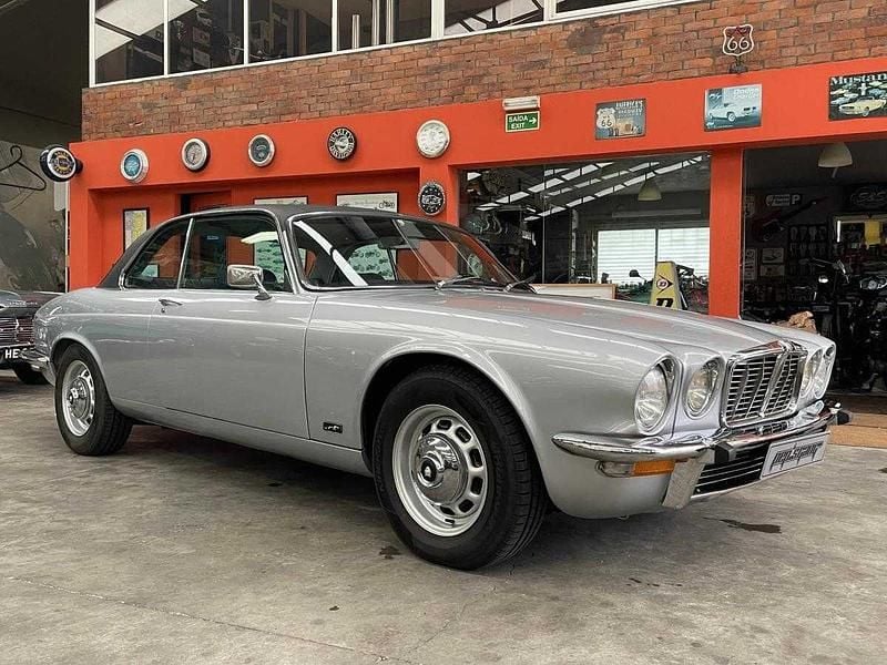 Cinzento Usado 1977 Jaguar XJ6 Sedan | € 65.000 - Imagem 1/4
