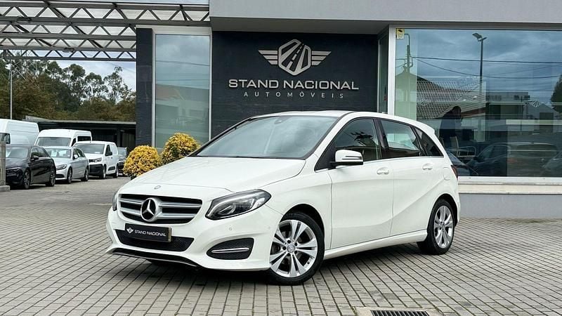 Branco Usado 2015 Mercedes B180 Urban Monovolume | € 14.500 (Preço justo) - Imagem 1/4