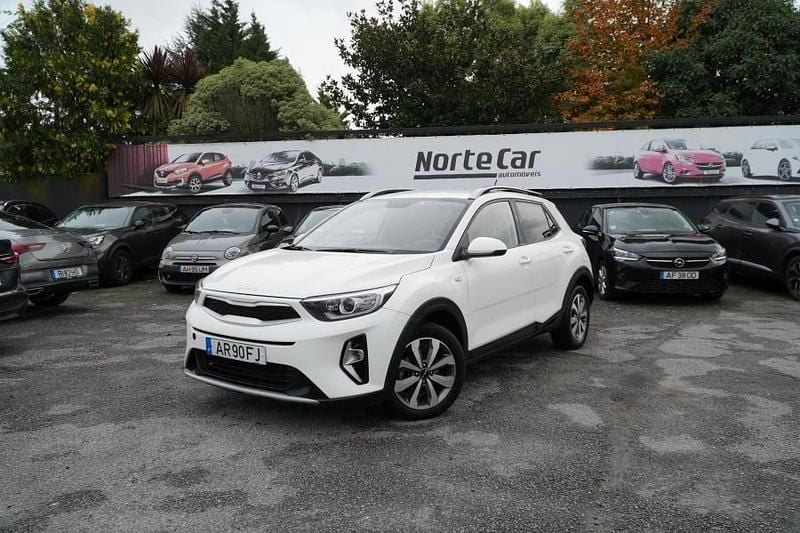Branco Usado 2022 Kia Stonic SUV | € 12.450 (Bom preço) - Imagem 1/4