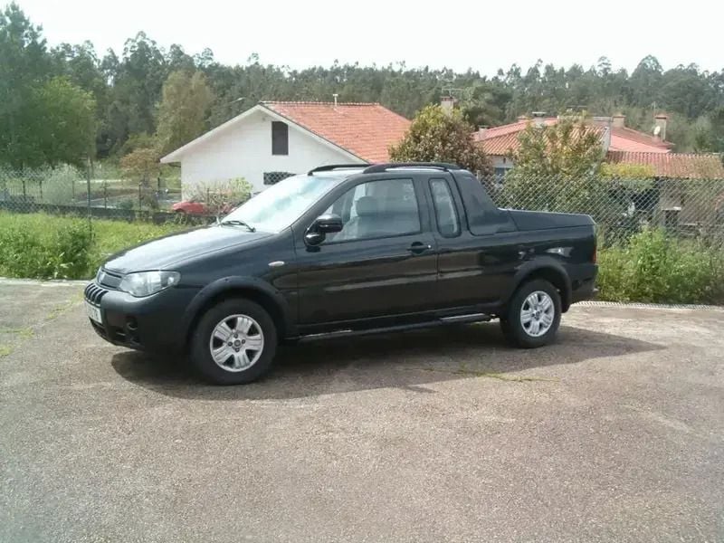 Preto Usado 2010 Fiat Strada | € 7.950 - Imagem 1/4