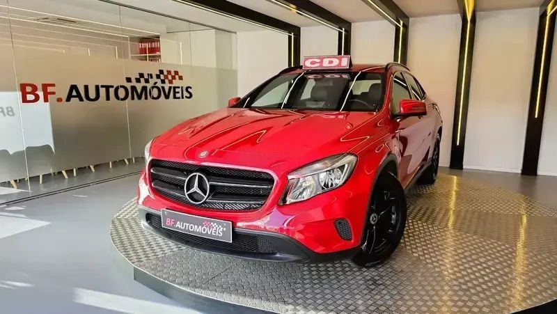 Vermelho Usado 2016 Mercedes GLA200 Urban SUV | € 19.900 (Bom preço) - Imagem 1/4