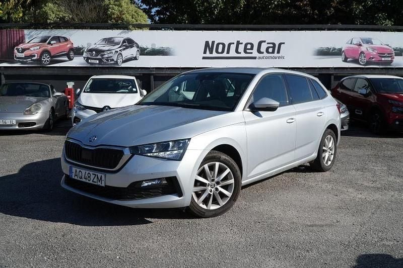 Cinza Usado 2022 Skoda Scala Ambition Citadino | € 14.250 (Bom preço) - Imagem 1/4