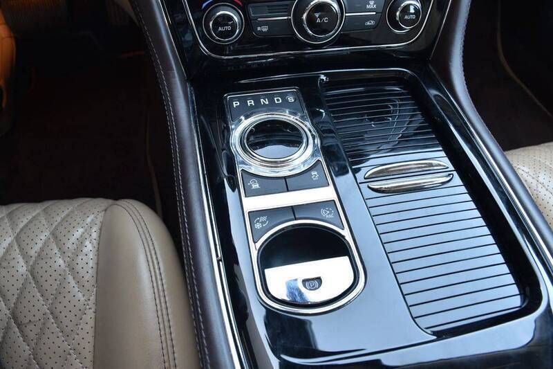 Cinzento Usado 2016 Jaguar XJ Sedan | € 36.999 - Imagem 1/4