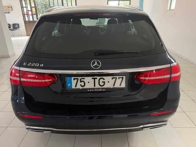 Usado Mercedes E220 194 HP (142 kW) 2017 Azul Carrinha