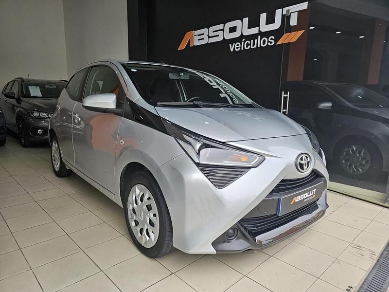 Cinza Usado 2019 Toyota Aygo X-play Citadino | € 12.990 (Preço justo) - Imagem 1/4