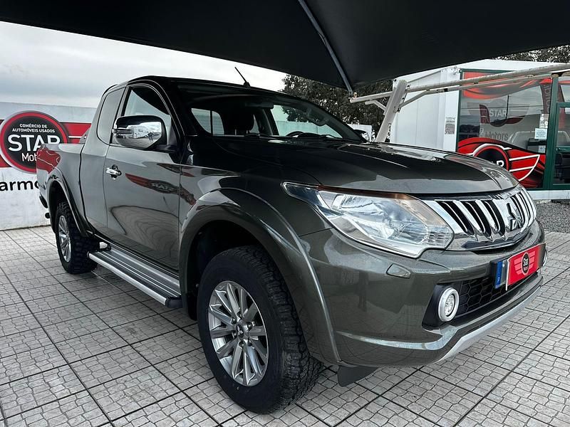 Cinza Usado 2017 Mitsubishi L Intense SUV | € 22.750 - Imagem 1/4