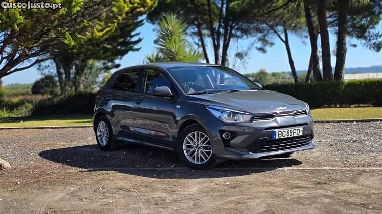 Cinza Usado 2023 Kia Rio Sedan | € 16.250 (Preço justo) - Imagem 1/1