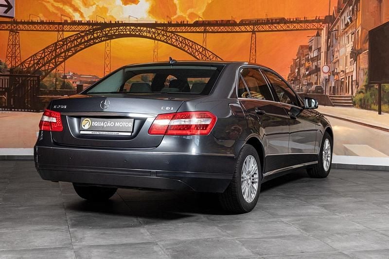 Usado Mercedes E250 Elegance 204 HP (150 kW) 2009 Cinza Sedan