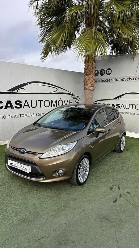 Cinzento Usado 2012 Ford Fiesta | € 11.900 - Imagem 1/4