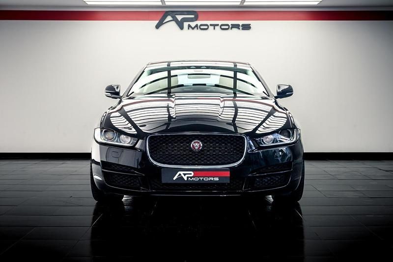 Usado Jaguar XE 180 HP (132 kW) 2015 Preto Sedan