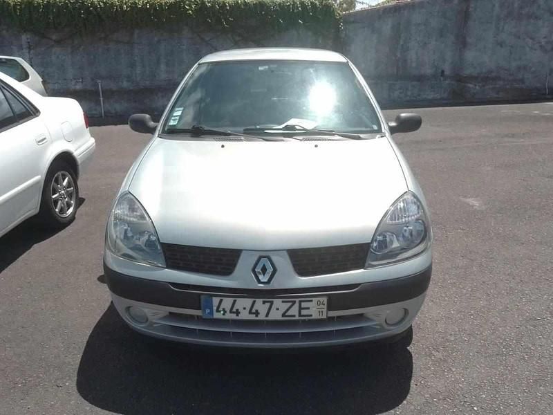 Cinzento Usado 2004 Renault Clio II Citadino | € 4.000 (Caro) - Imagem 1/4