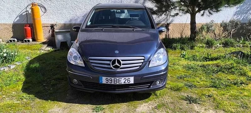 Usado Mercedes B180 109 HP (80 kW) 2006 Azul Monovolume