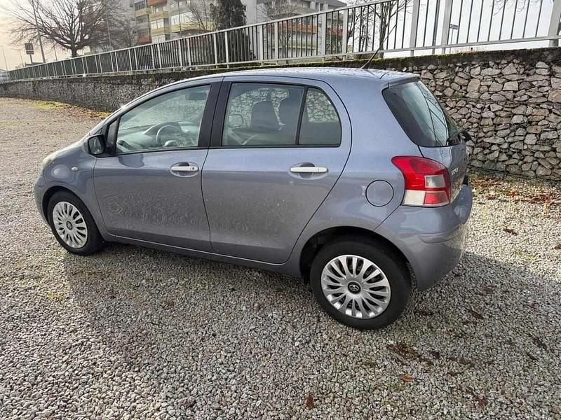 Usado Toyota Yaris Comfort 70 HP (51 kW) 2011 Cinza