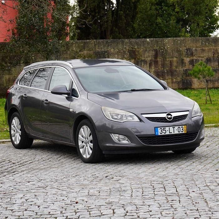 Usado Opel Astra Cosmo 125 HP (91 kW) 2011 Sedan