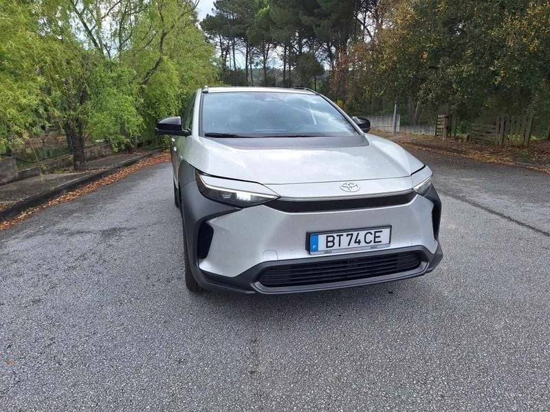 Cinzento Usado 2023 Toyota bZ4X SUV | € 34.000 - Imagem 1/4
