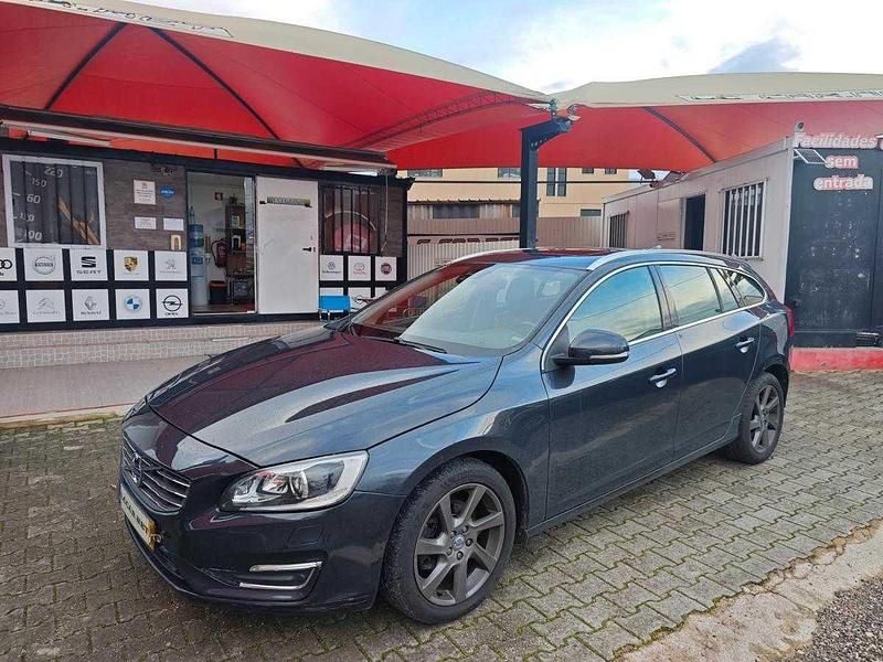 Usado Volvo V60 Summum 181 HP (133 kW) 2014 Preto Carrinha
