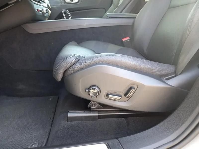 Usado Volvo XC60 Plus 350 HP (257 kW) 2024 Prata SUV