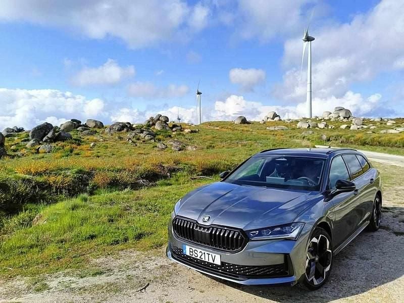 Usado Skoda Superb 204 HP (150 kW) 2025 Cinzento Carrinha